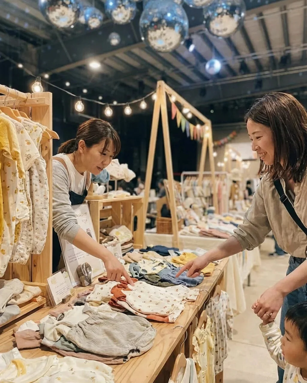 ベビー服を見る親子