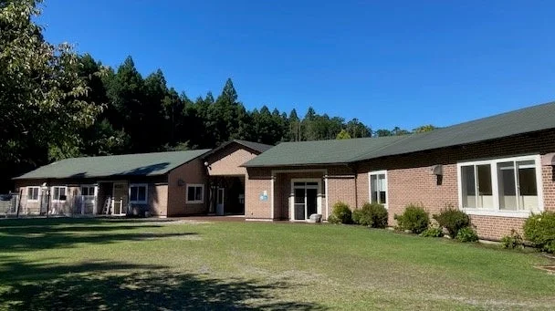 建物,屋外,晴れ,芝生,森,木々,緑,青空,レンガ,屋根