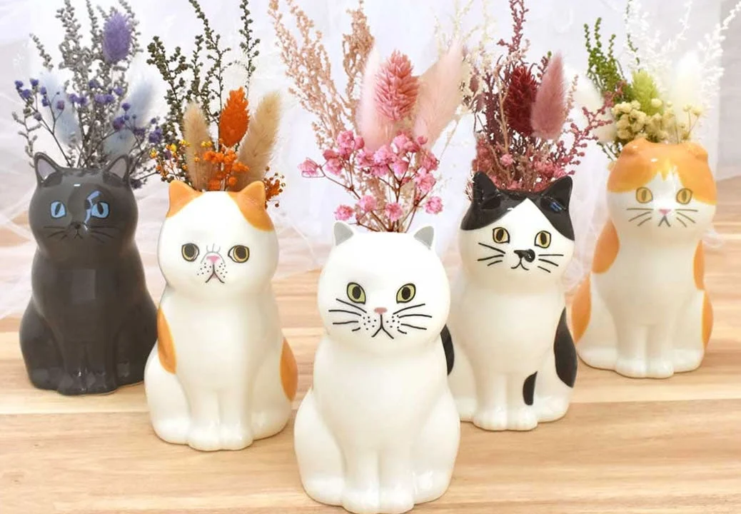 猫の形をした陶器の花瓶、ドライフラワー