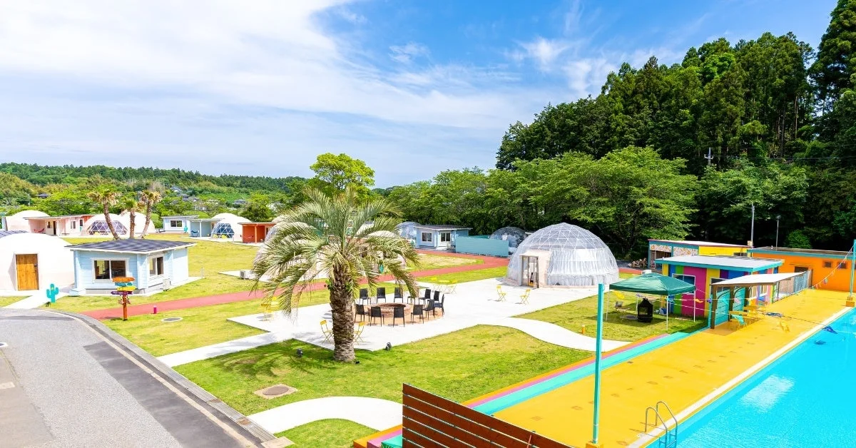 TACO GLAMPのドーム型宿泊施設とプール