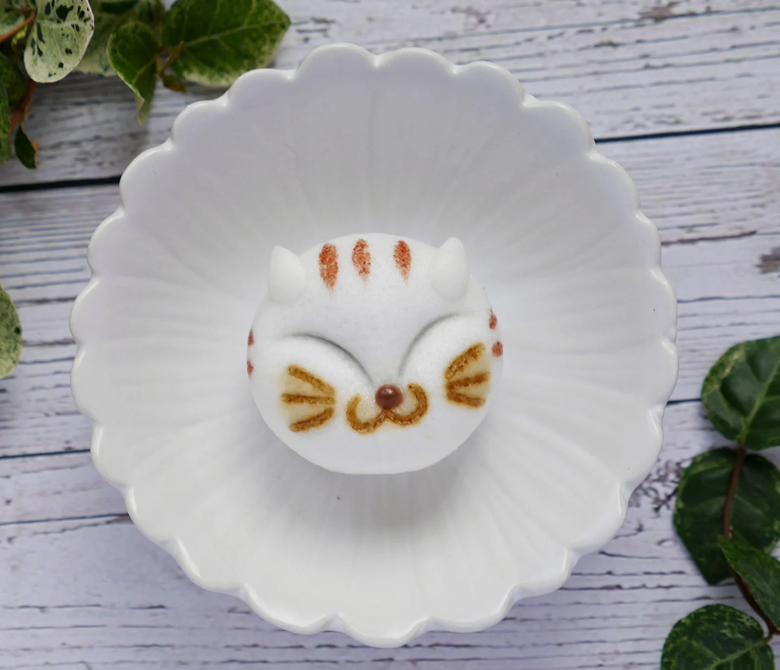 猫の顔をかたどった可愛らしい和菓子