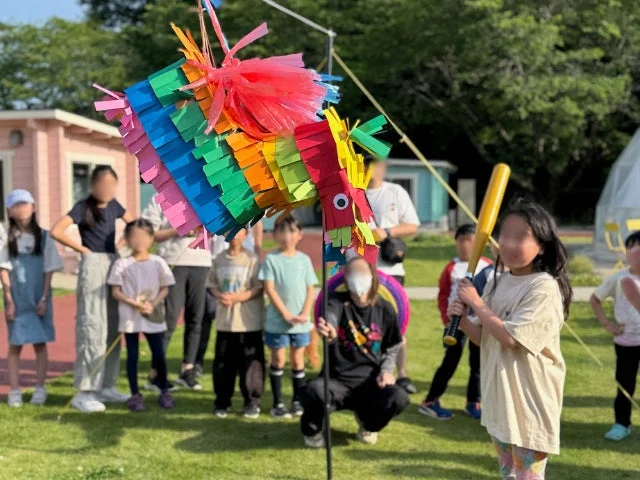 ピニャータを楽しむ子供たち