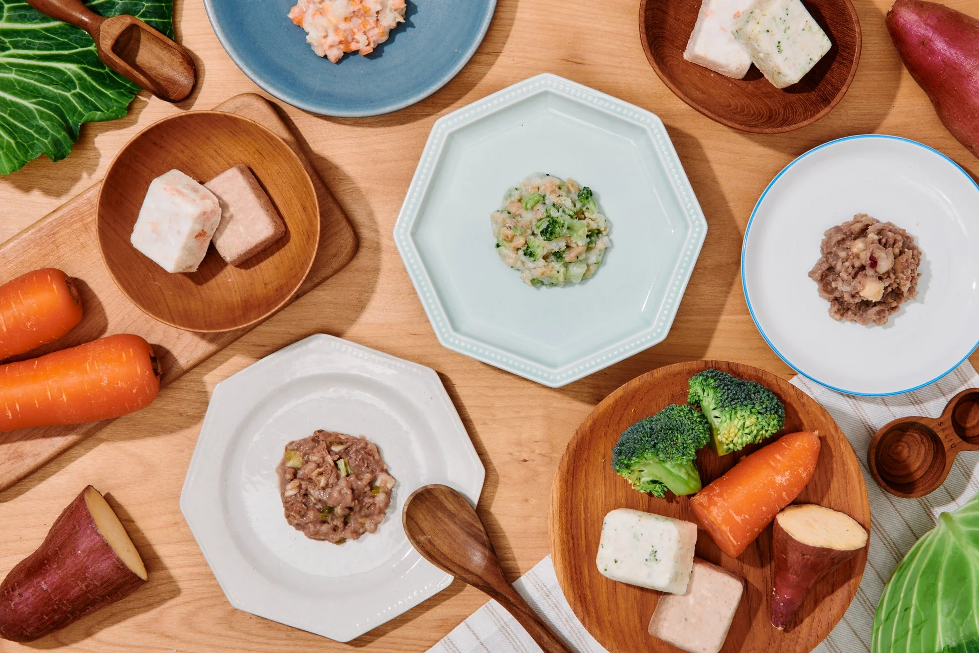 様々な食材と調理済み食品が並べられた画像