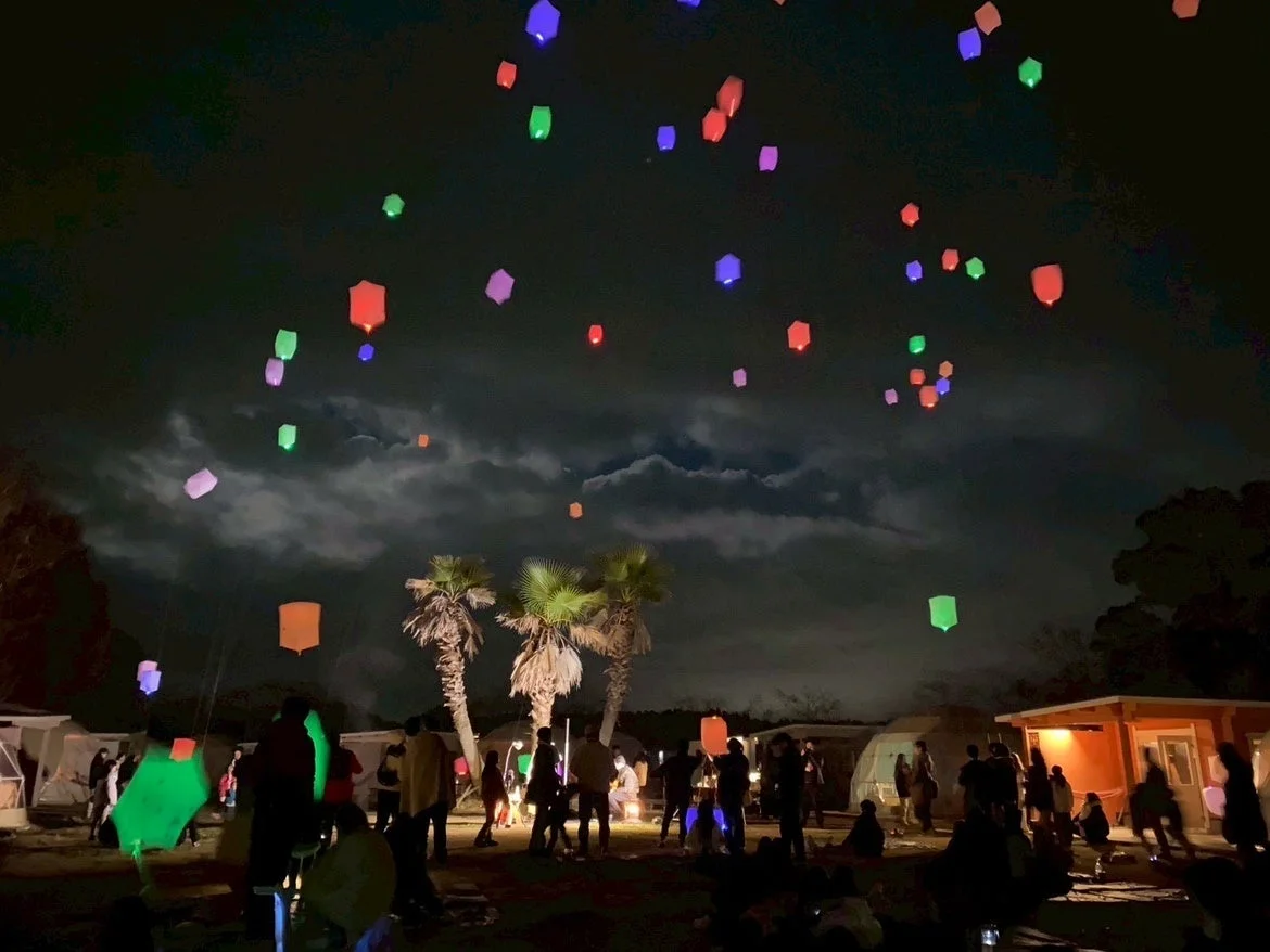 ランタンが夜空を彩る様子
