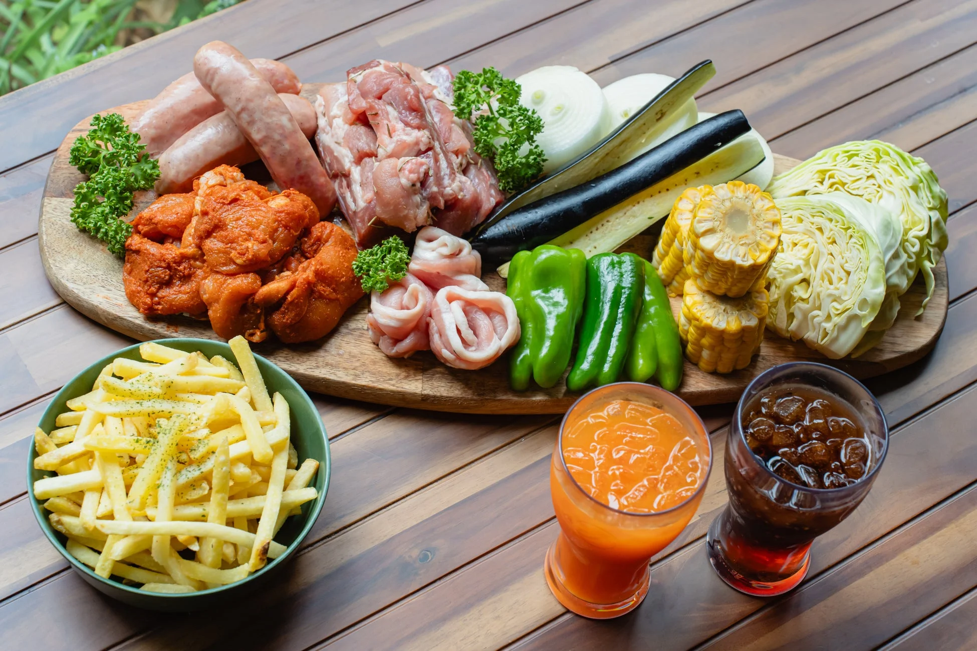バーベキュー用の食材とドリンク
