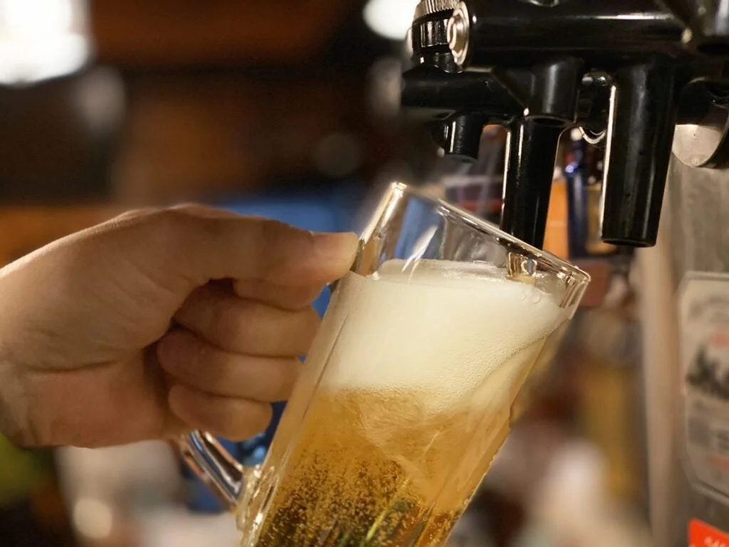 ビールサーバーからグラスにビールを注ぐ様子