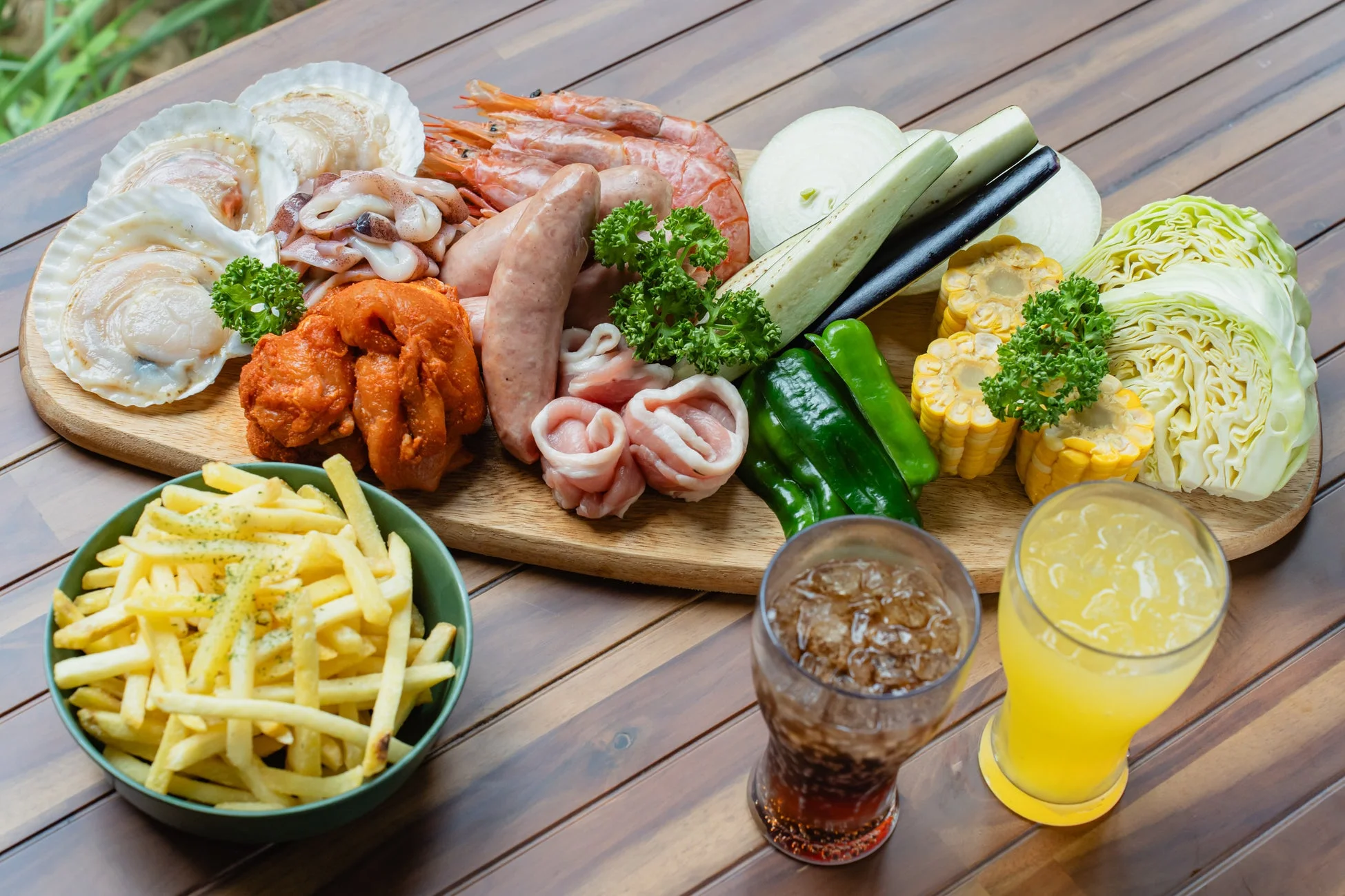 様々な食材が並べられたバーベキューセット
