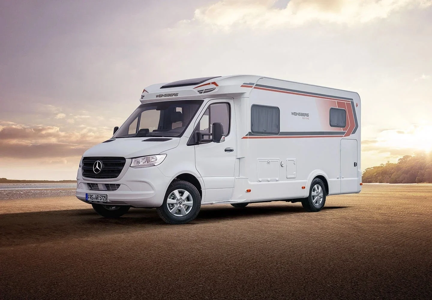 夕焼けの砂浜に駐車されたWEINSBERG｜CaraCompact Suite MB 640 MEG EDITION [PEPPER]