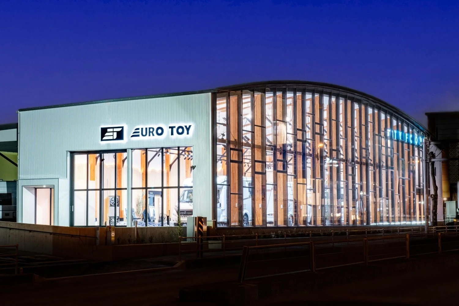 夜間にライトアップされたEURO-TOYショールーム