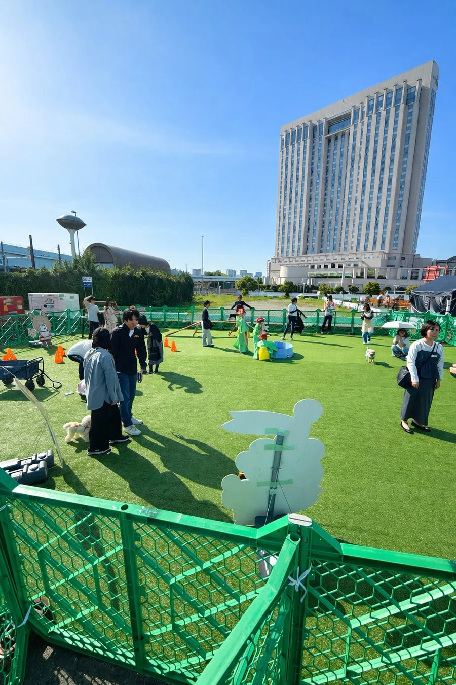 屋外イベント、人工芝、人々、犬、犬用遊具