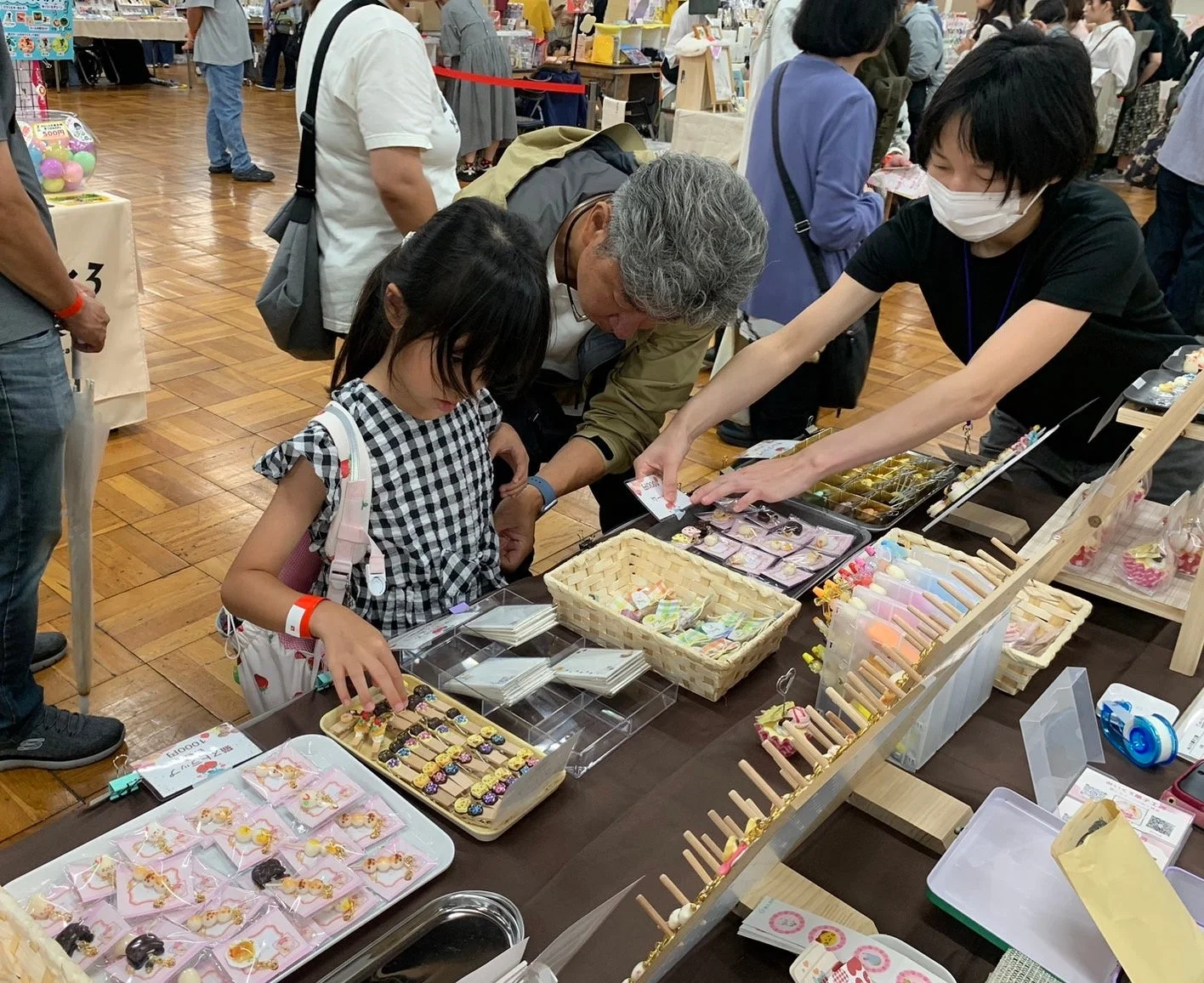 ハンドメイド作品を見る来場者