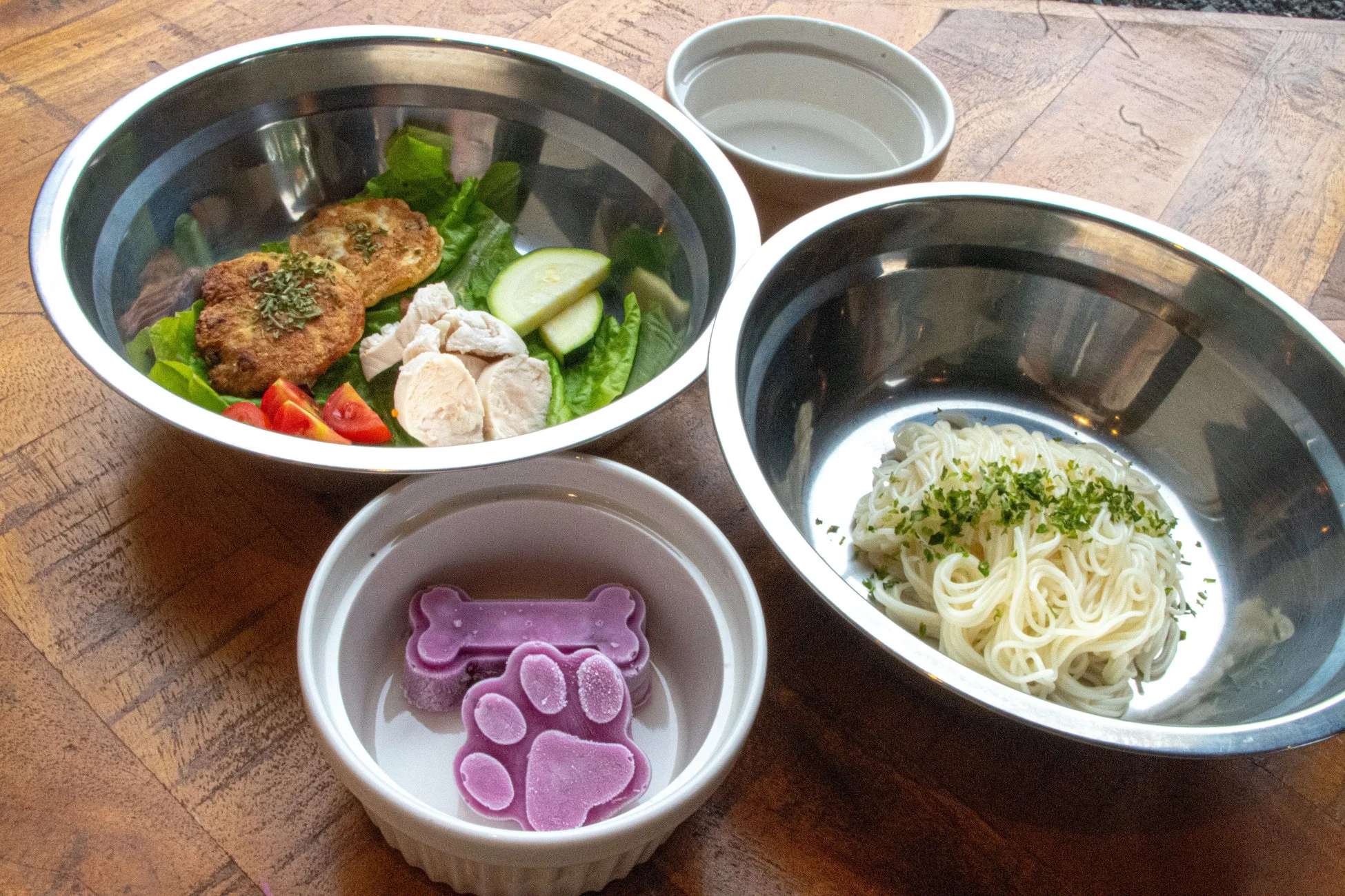 犬用の手作り食とフローズンおやつが並べられた写真