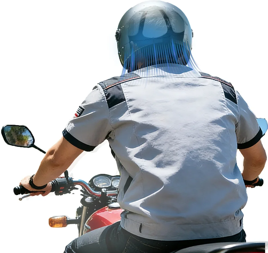 バイクに乗る男性のヘルメット