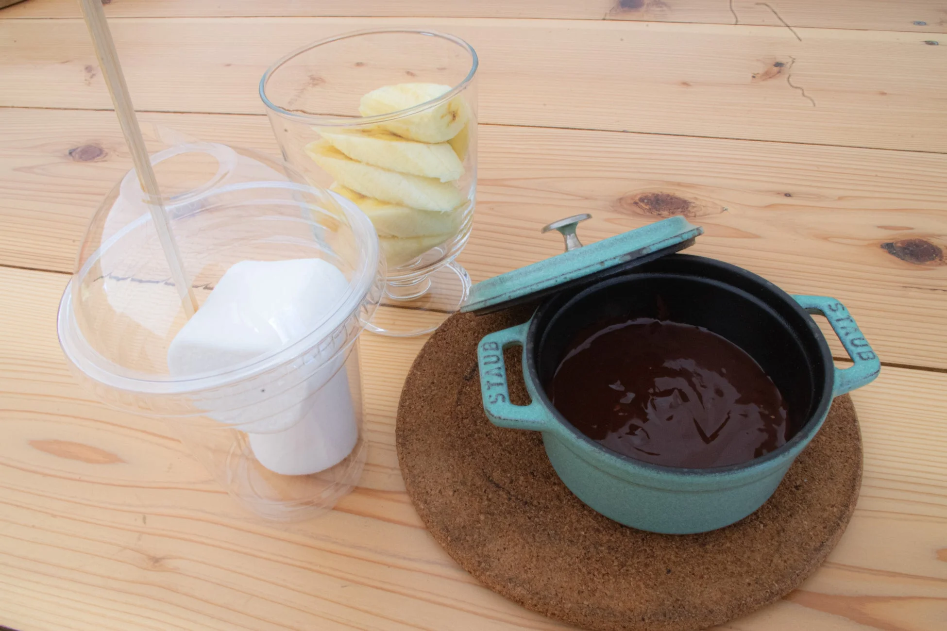 チョコレートフォンデュの材料が並べられたデザート
