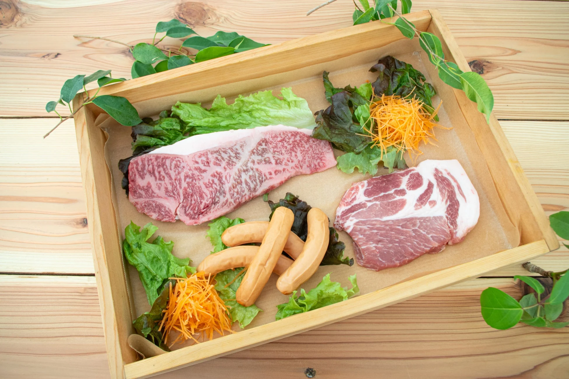 木箱に盛り付けられた豪華な焼肉・BBQセット