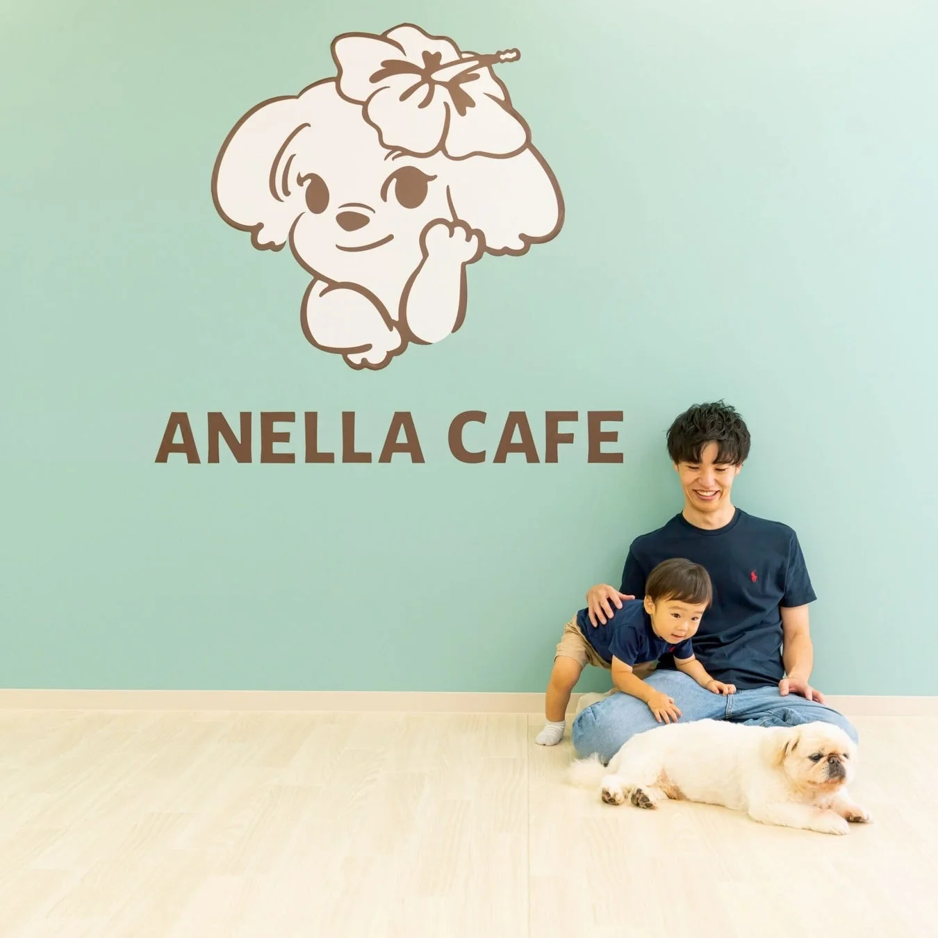 ANELLA CAFE店内、家族と犬
