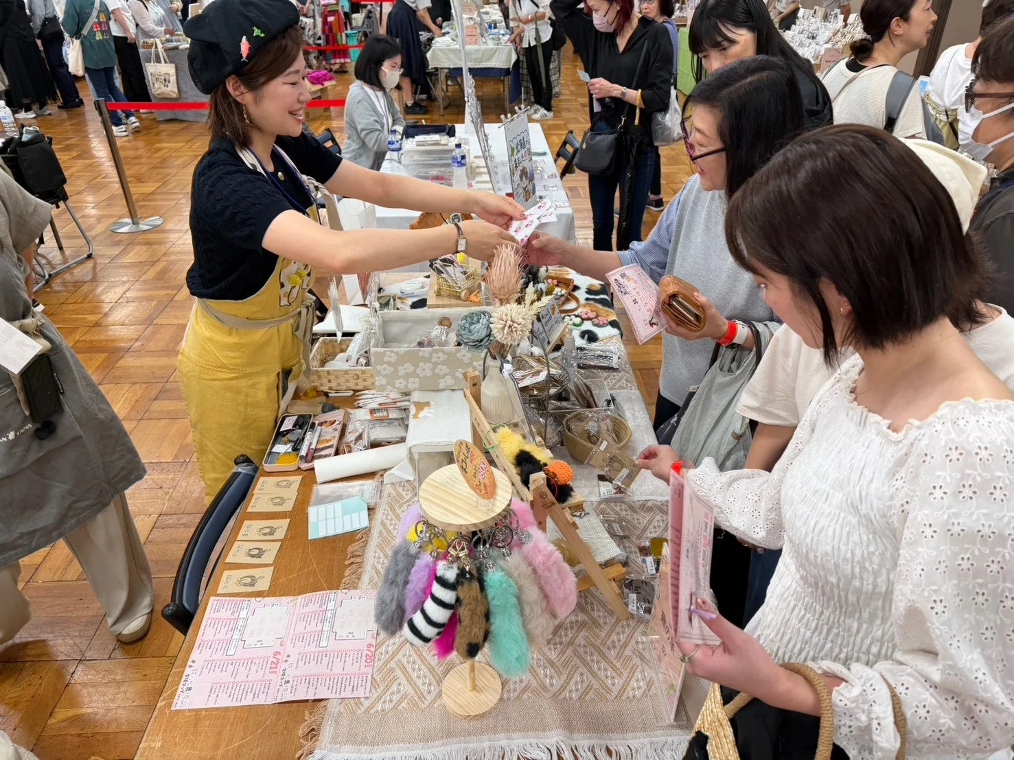 笑顔の店員と来場者