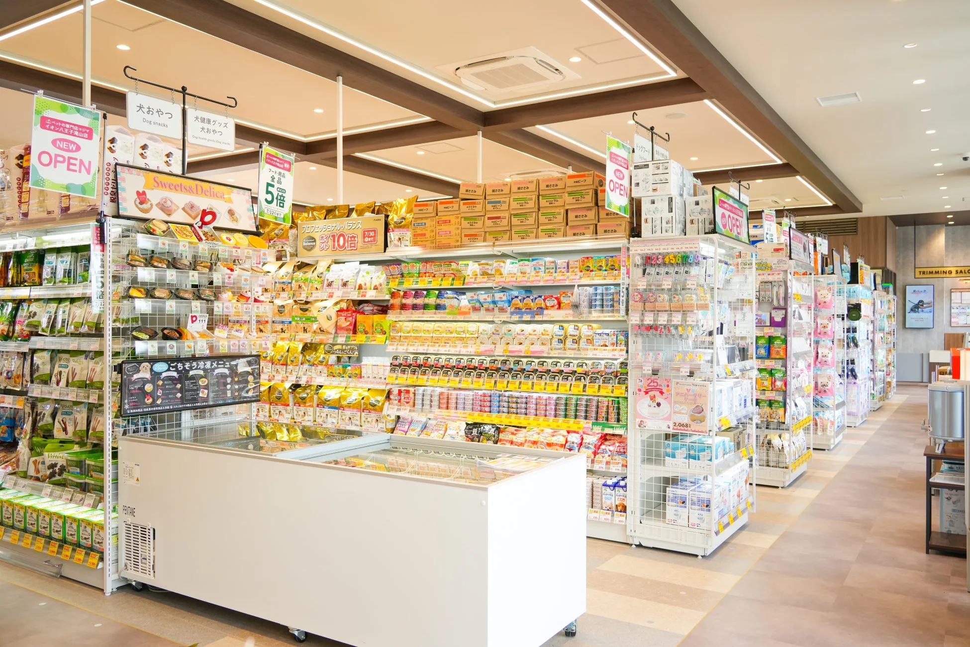 ペットショップ店内、商品棚