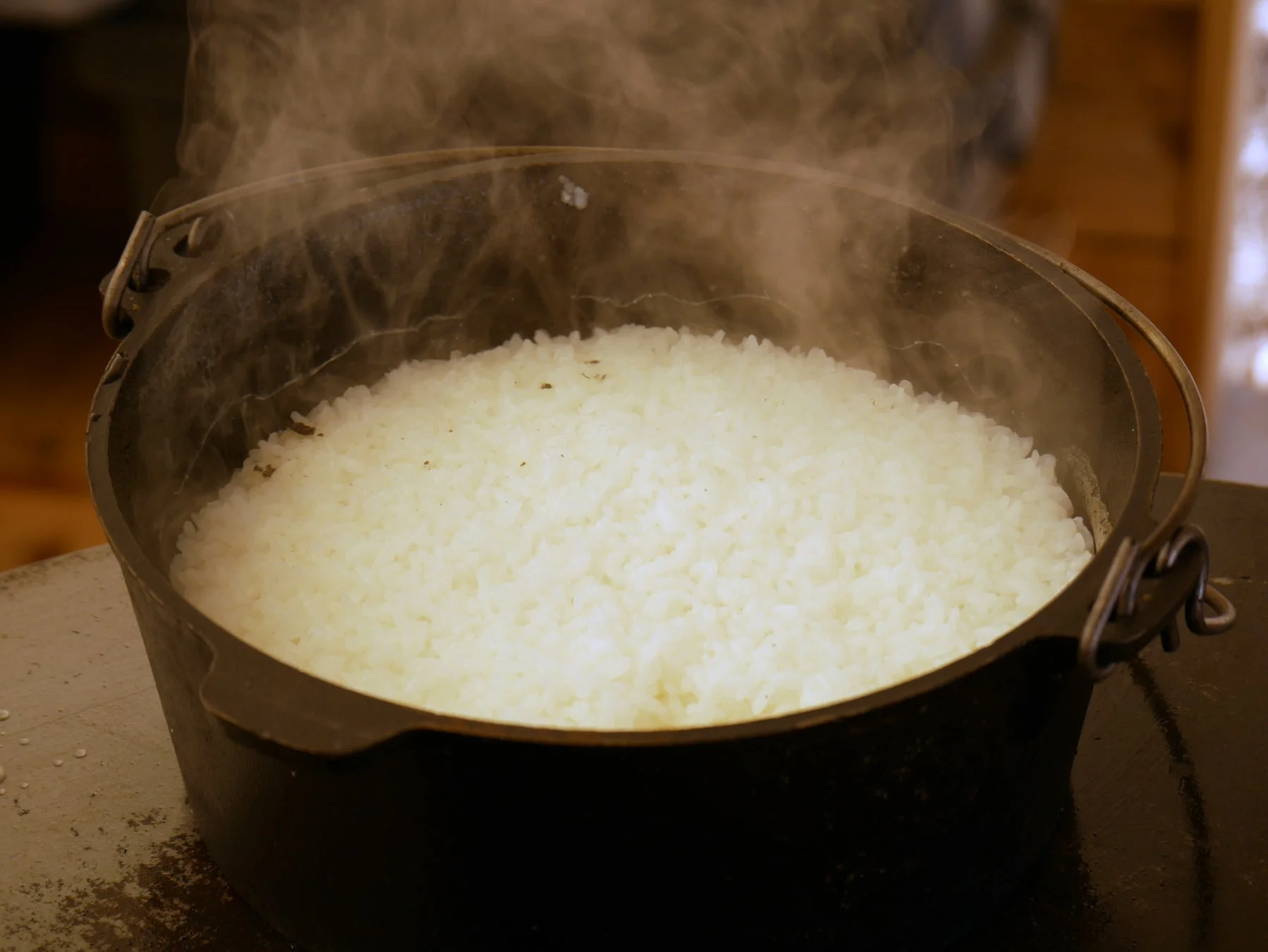 湯気が立ち上る炊きたてのおこげごはん