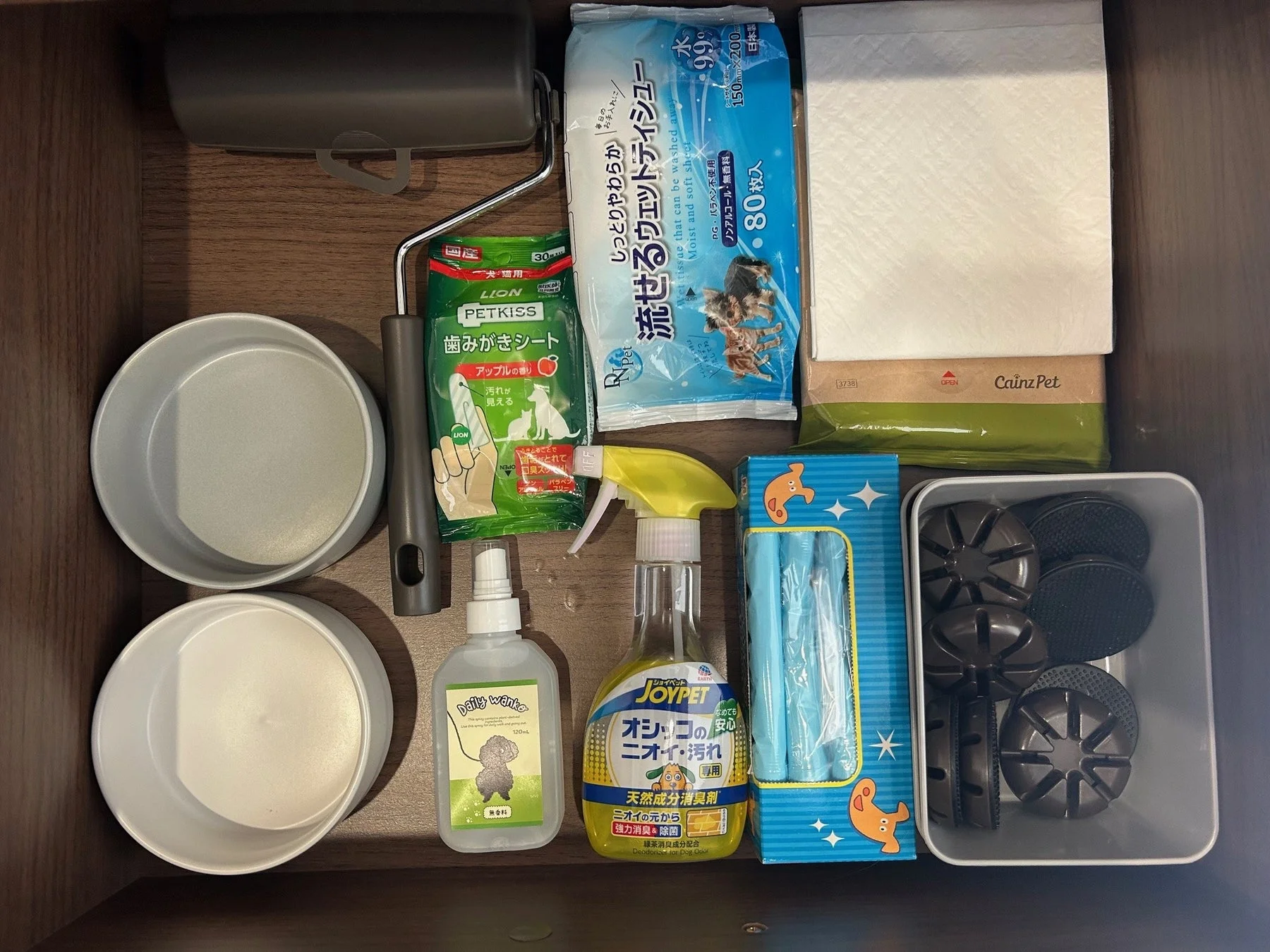 引き出しに整理されたペット用品