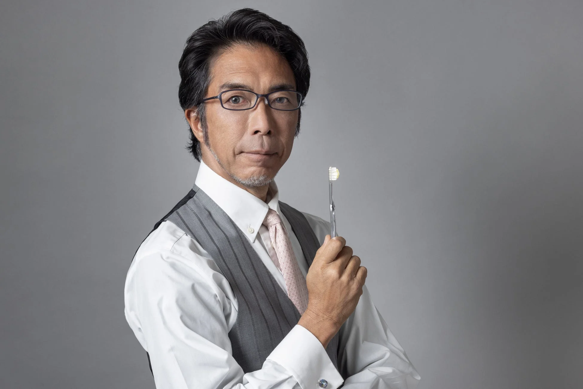 歯ブラシを手に持つ男性