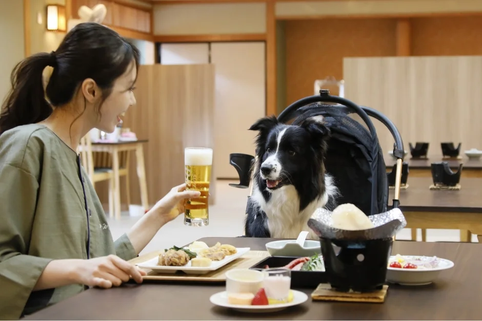 レストランで愛犬と食事を楽しむ女性