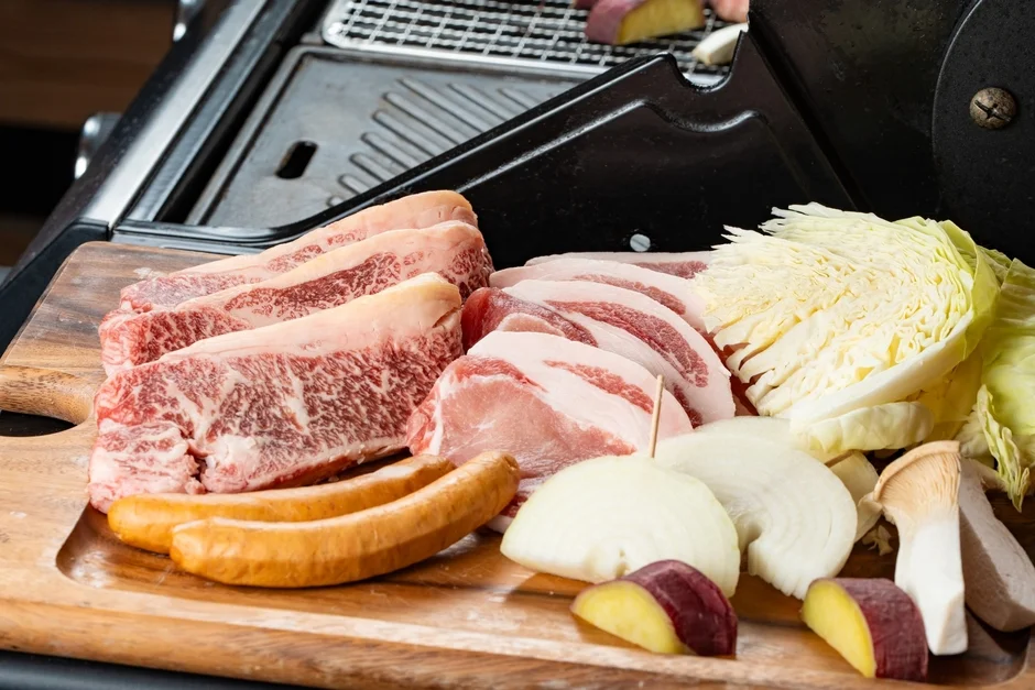 焼肉・バーベキュー用の様々な食材が盛り付けられたまな板
