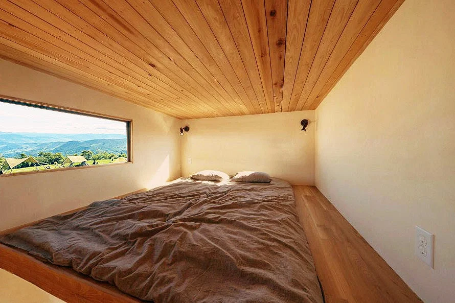 コテージ寝室からの山の景色