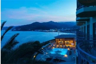 HOTEL SWAY yugawaraの夜景とプール