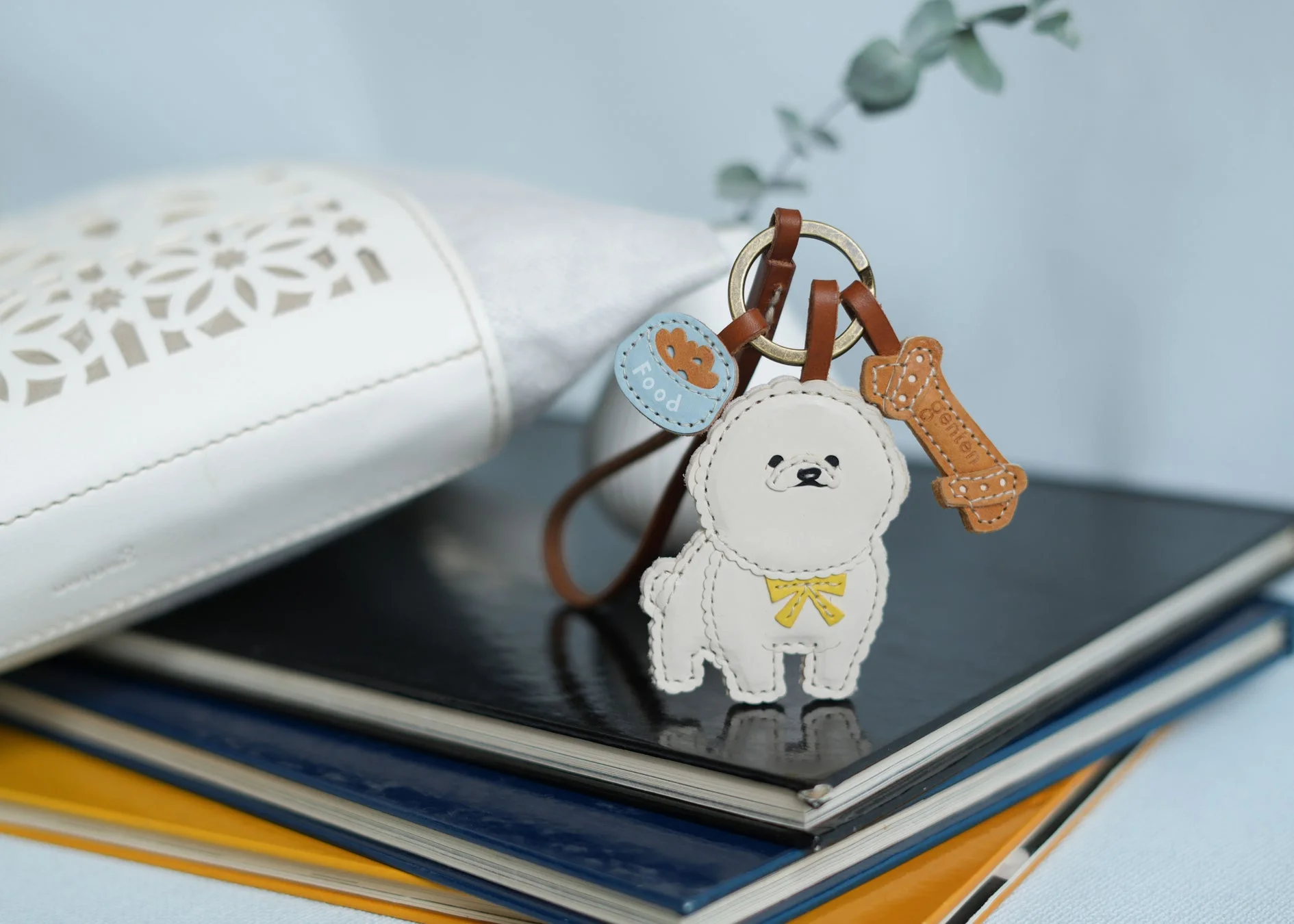 白いビションフリーゼ犬の革製キーホルダー