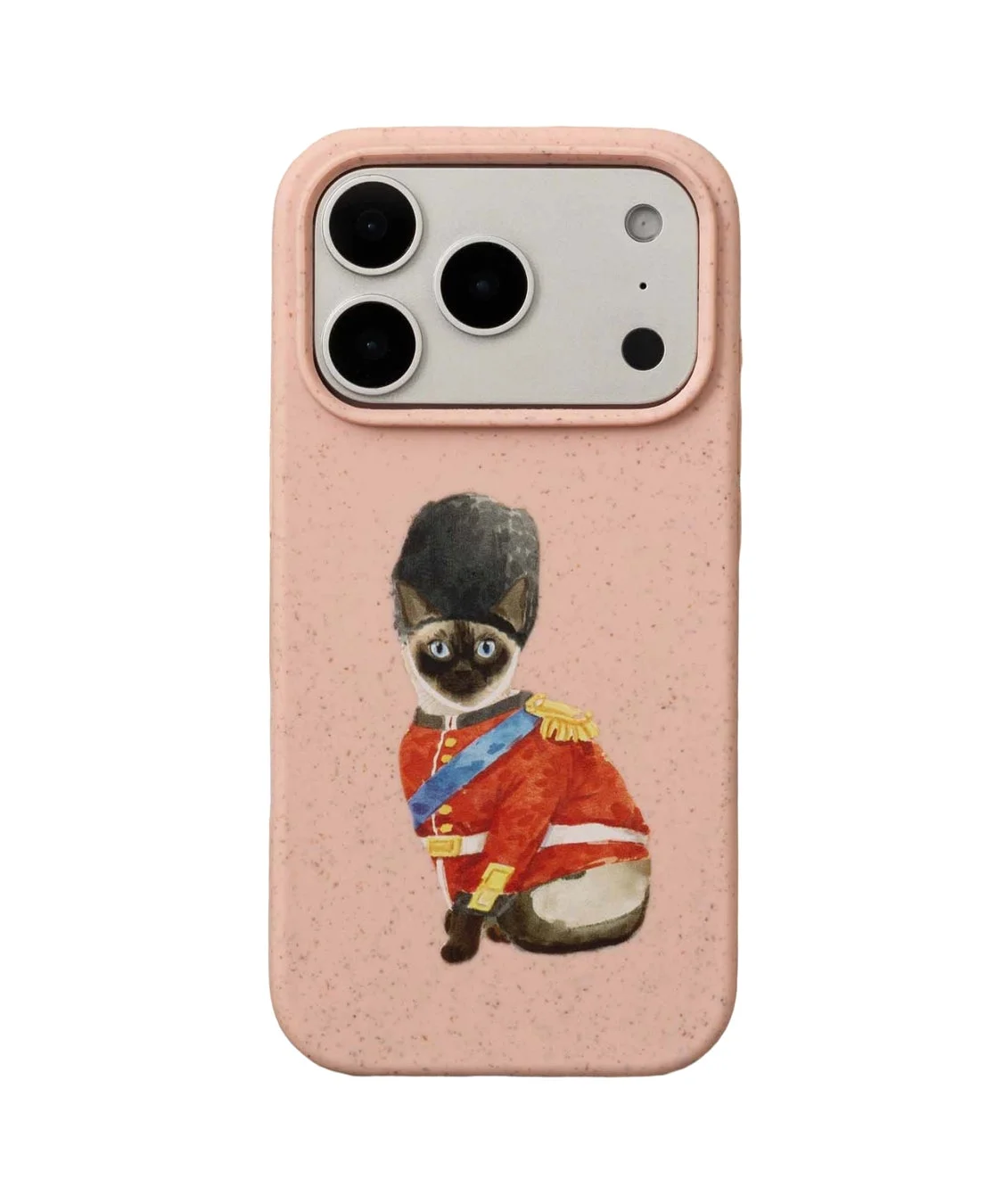 ピンク色のiPhoneケースに、イギリスのロイヤルガードのような赤い軍服と黒い帽子を身につけたシャム猫のイラストが描かれています。可愛らしくもユニークなデザインです。