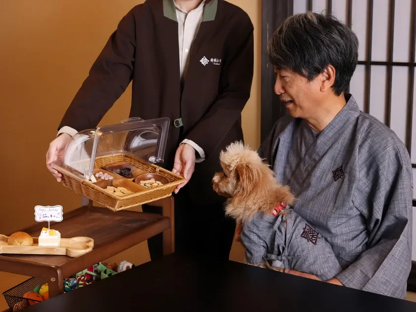 スタッフと犬とケーキ