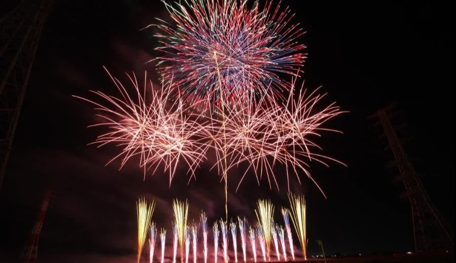 夜空に色鮮やかな花火が咲き誇る壮大な光景