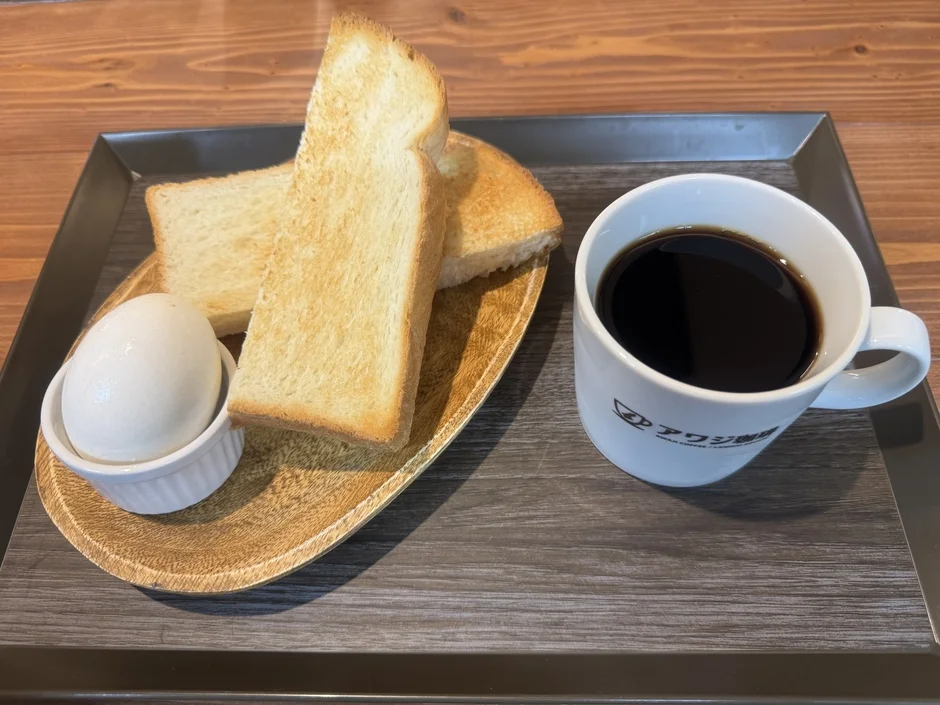 木製トレーに載ったアワジ珈琲のモーニングセット
