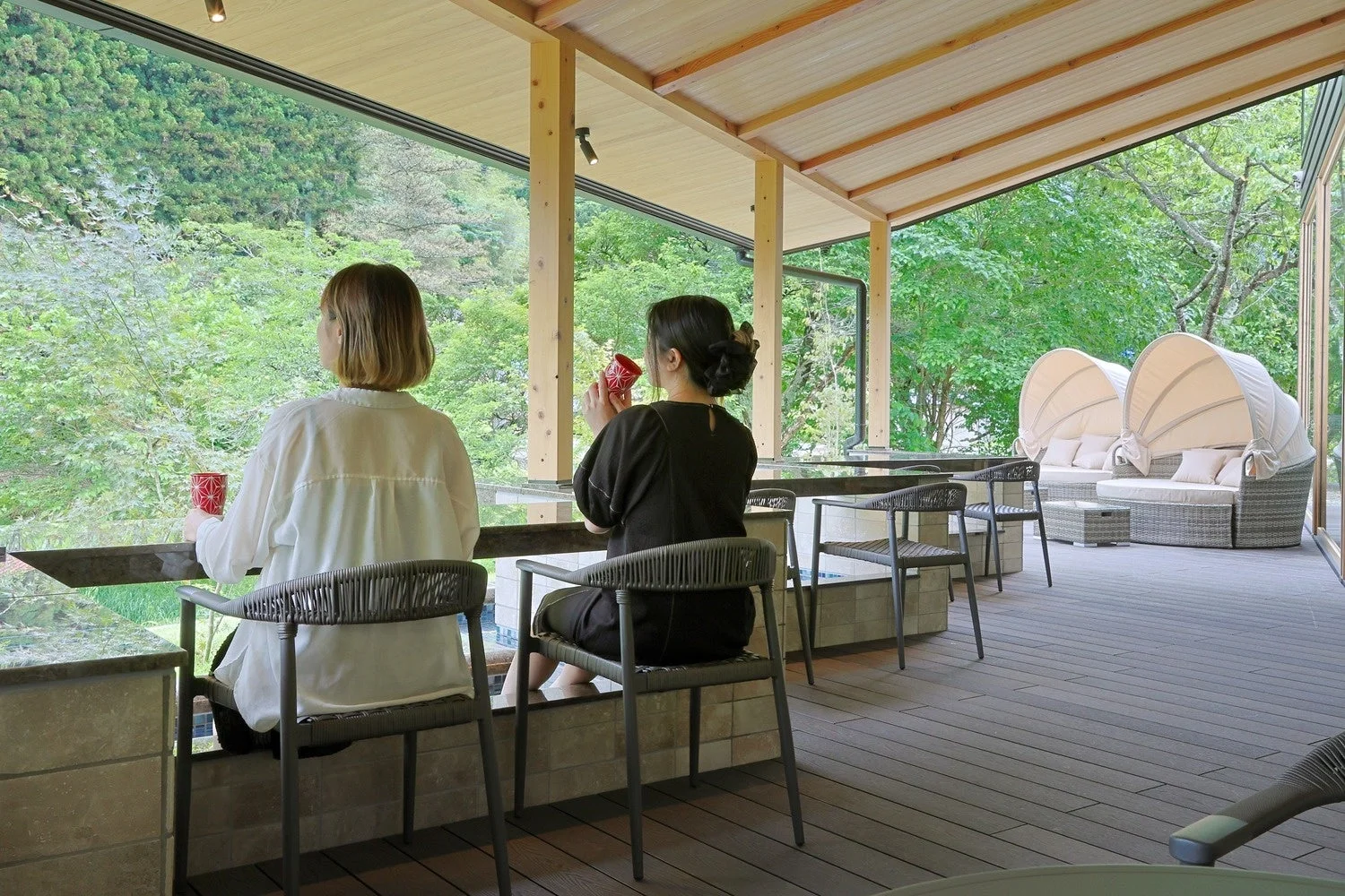 テラスカフェでリラックスする女性