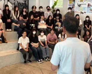 学生がセミナー・講義を受けている様子