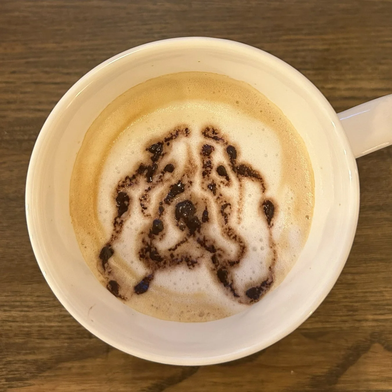 ラテアートが施されたカフェラテ