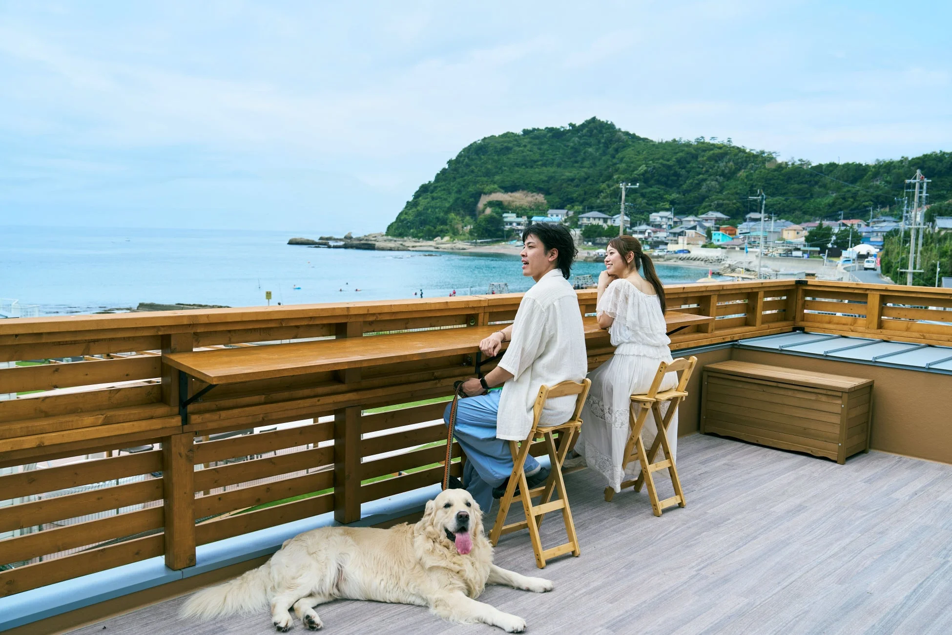 海辺で愛犬とリラックス