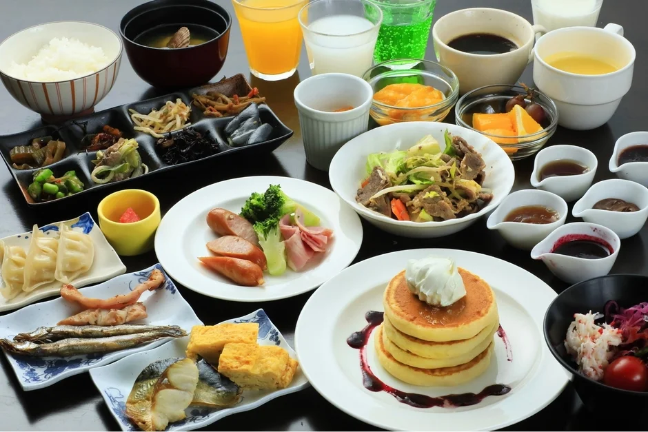 豊富な種類の朝食ビュッフェ