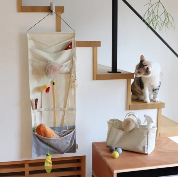 猫との暮らしがもっと快適に！散らかるおもちゃをスッキリ収納するウォールポケットが「bon moment cat」から新登場！