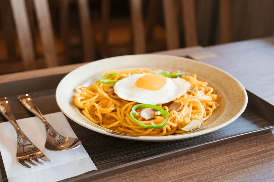 目玉焼きが乗ったスパゲッティ
