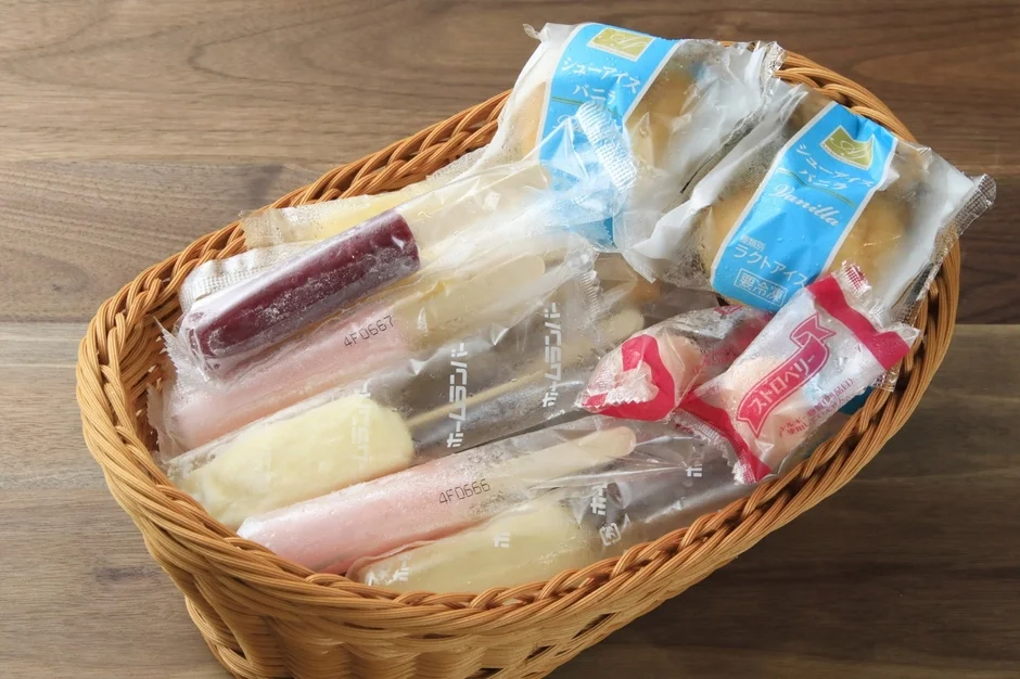 バスケットにアイスが詰められている