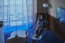 窓辺でくつろぐ様子