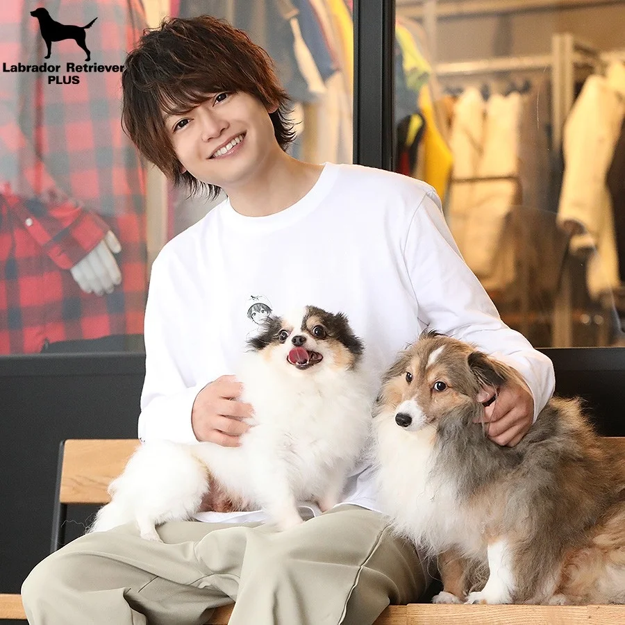 笑顔の男性と犬たち