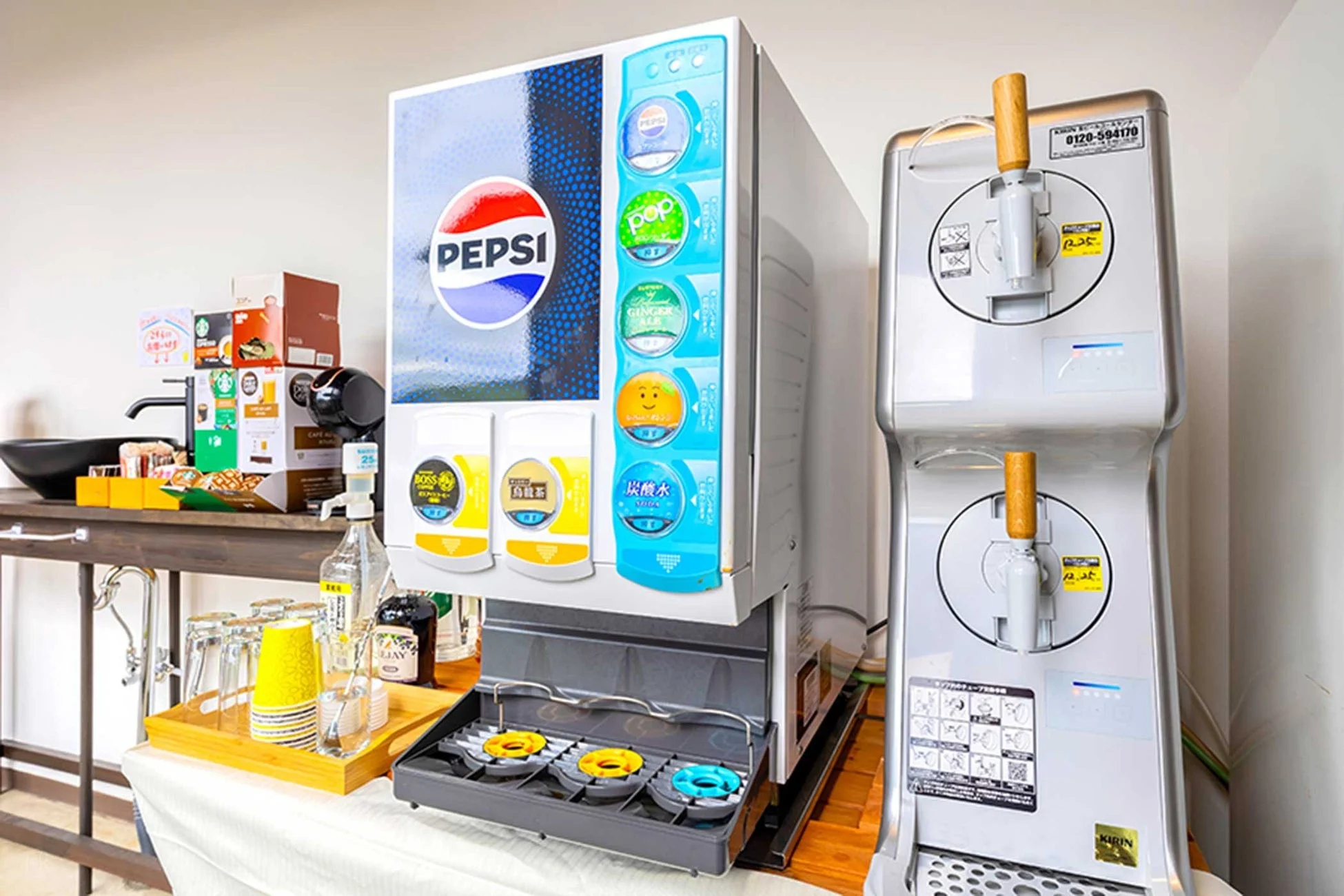 ペプシのソフトドリンクディスペンサーとキリンの給水機が並ぶセルフサービスの飲料コーナー