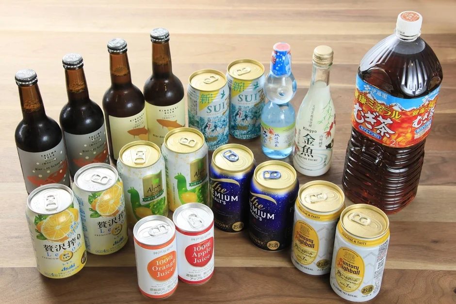 様々な種類の瓶・缶・ペットボトル飲料