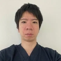 カメラをまっすぐ見つめる若い男性のポートレート