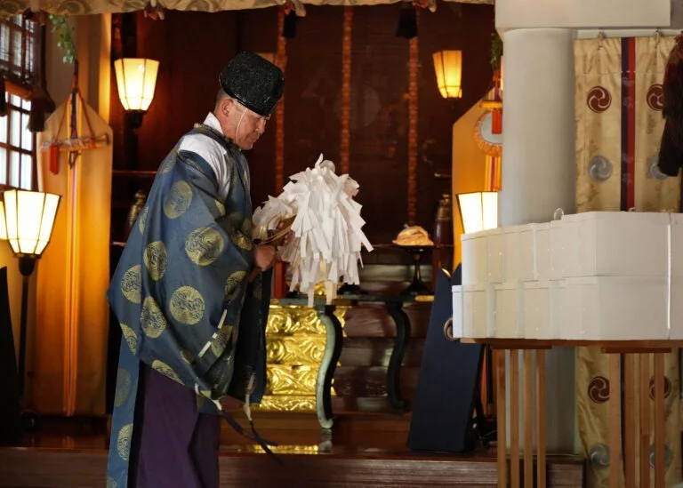 神職が神事を行っている様子