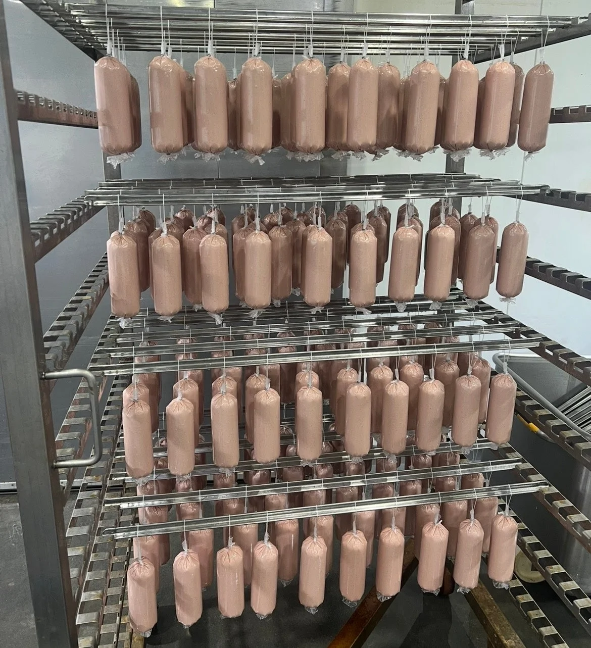 食品工場で吊り下げられた加工肉製品