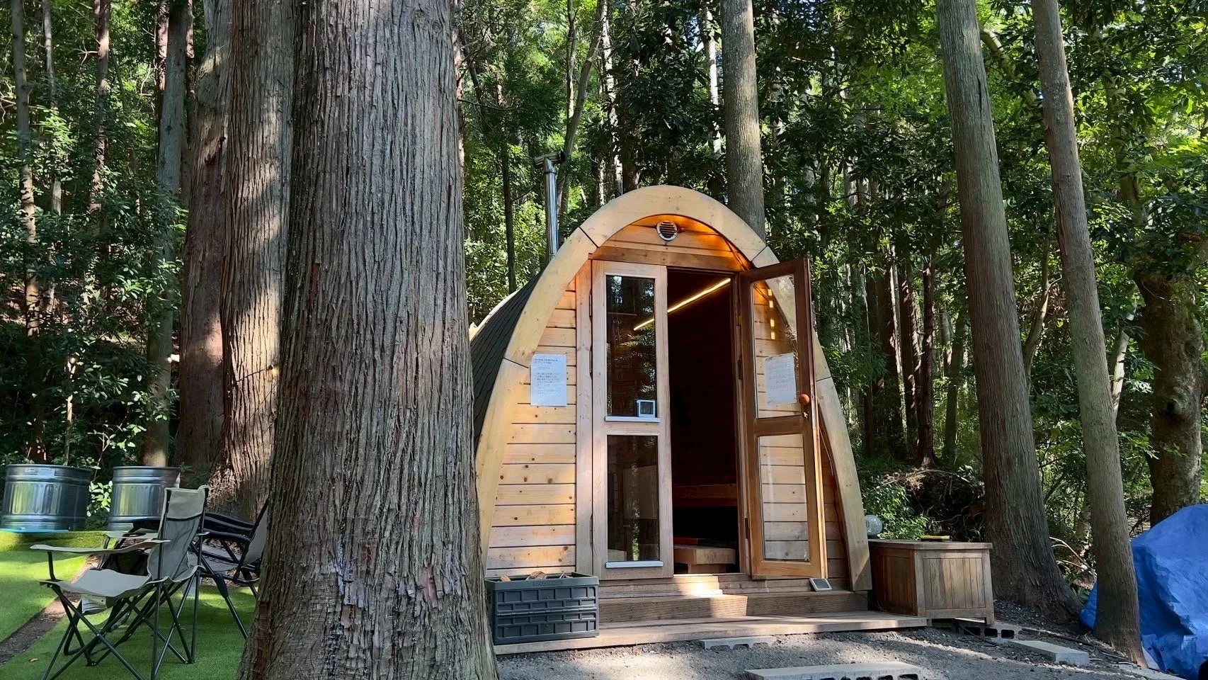 森の中のサウナ小屋